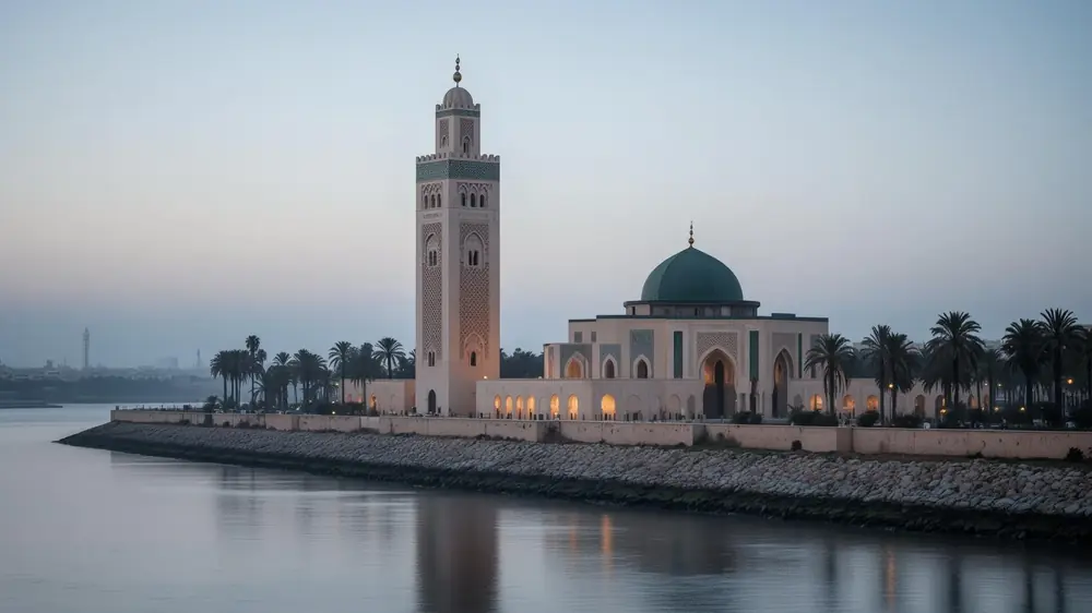 Vue de la Tour Hassan et du Mausolée Mohammed V à Rabat au lever du jour, capitale institutionnelle du Maroc avec le fleuve Bouregreg